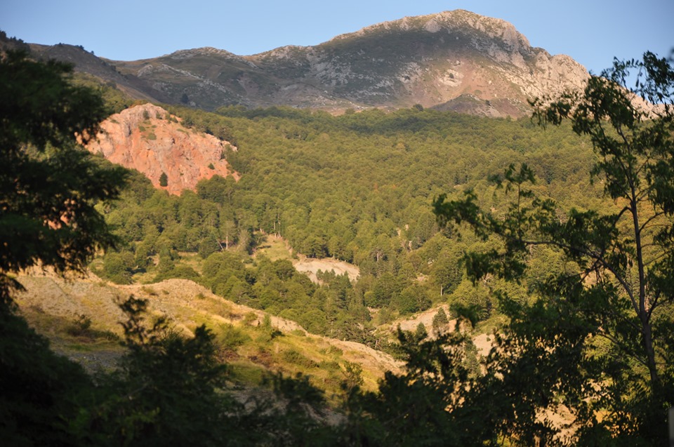 Σηματοδότηση μονοπατιών στο Γράμμο από τους Πολιτιστικούς Συλλόγους Αετομηλίτσας.